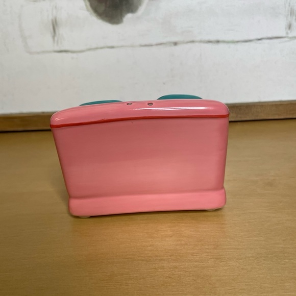 Iconic I Love Lucy Collectible Ceramic Reto-Inspired Couch Salt or Pepper Shaker - Picture 4 of 12